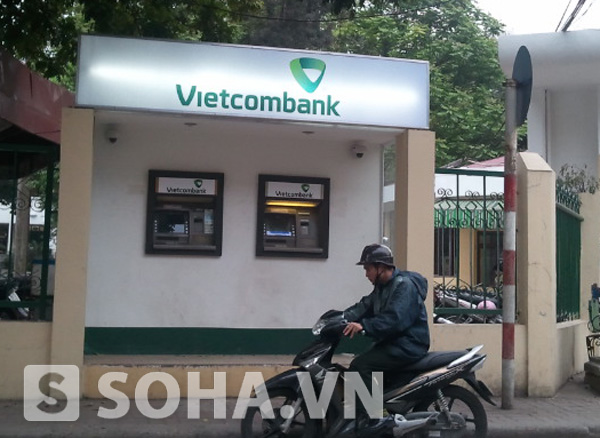 Bộ nhận diện thương hiệu mới của Vietcombank  tại một buồng rút tiền ATM trước cổng Bộ Nông nghiệp và Phát triển nông thôn.