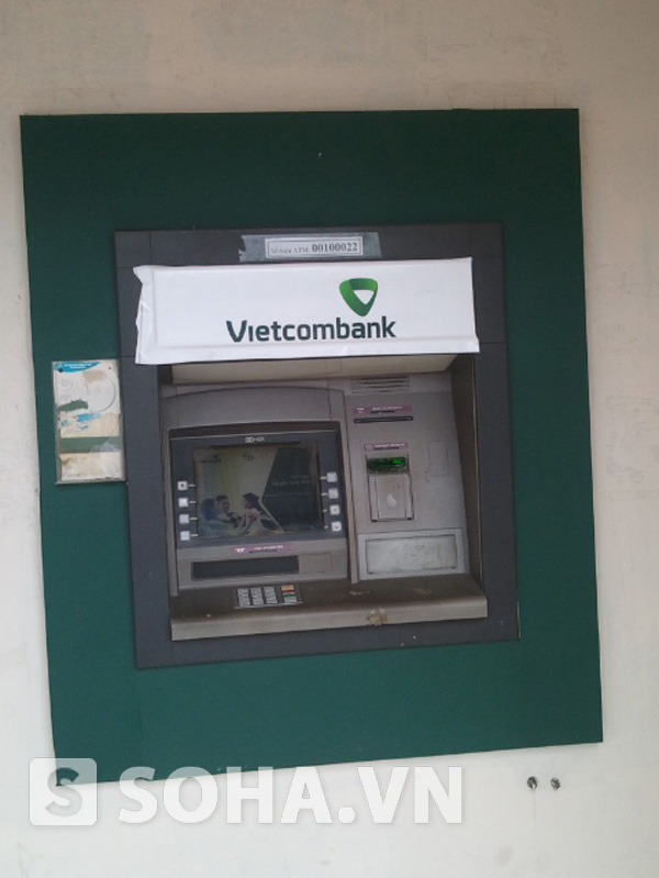 Bộ nhận diện thương hiệu mới của Vietcombank mới được dán đè lên nhận diện cũ trên một máy ATM tại khu vực trường ĐH KHXH và NV Hà Nội.