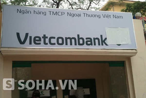Ở một số chi nhánh, buồng ATM, phần logo mới của Vietcombank vẫn đang bị che lại. (Ảnh chụp, chiều ngày 30/3).