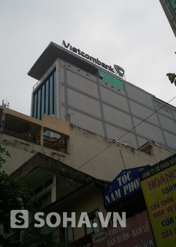 Bộ nhận diện mới được trưng tại phía nóc của toà nhà chi nhánh Vietcombak trên đường Nguyễn Trãi.