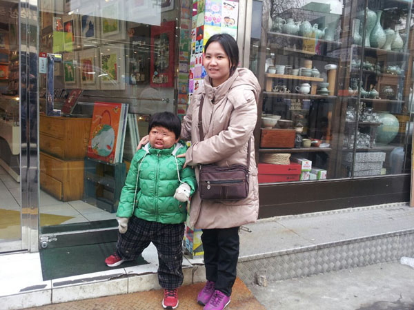 Bé Vũ Quốc Linh và mẹ (Ảnh chụp tại Hàn Quốc trên Group giúp đỡ cháu).