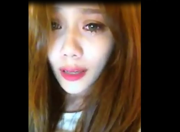 Nghẹn ngào với video cô gái khóc nức nở vì... nhớ người yêu