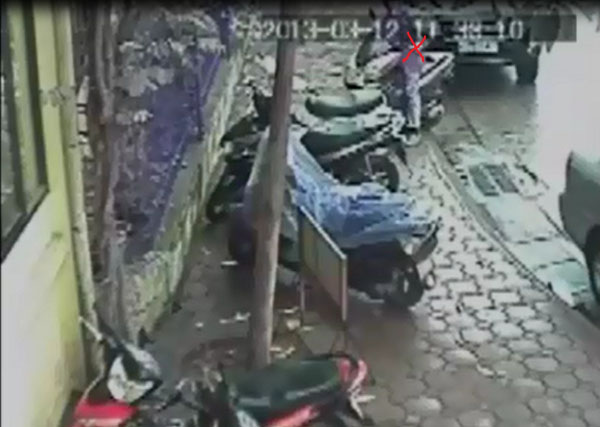 Đối tượng trộm xe máy là một nam thanh niên chưa rõ danh tính (đánh dấu X đỏ) (Ảnh cắt từ video).