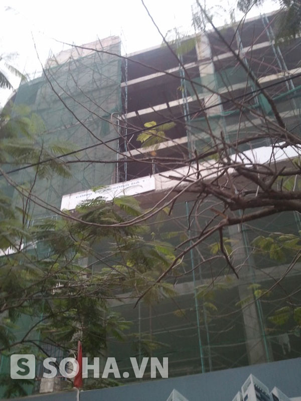 Theo quan sát của PV, khối nhà văn phòng của dự án này đã thi công đến tầng 8 thì bị đình lại và bỏ dở dang.