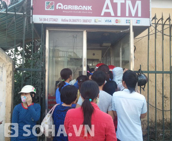Người dân ở Duy Tiên (Hà Nam) chen chúc để rút tiền tại cây ATM vào chiều 27 Tết.