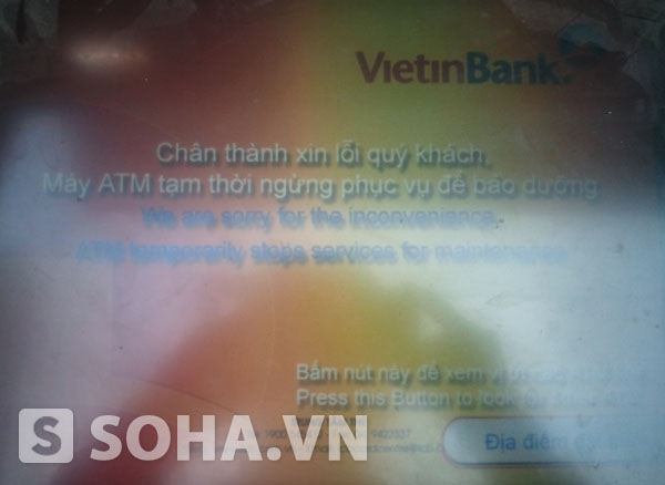 Một trong hai máy ATM Viettinbank báo lỗi trên đường Hồ Tùng Mậu vào chiều ngày 26 Tết.