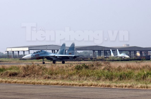 Su-30MK2 ra đường băng.