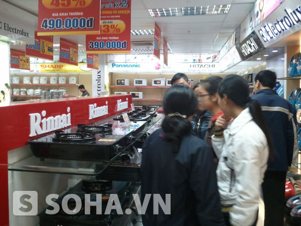Khách hàng thăm quan, mua sắm ở siêu thị Nguyễn Kim trong ngày mùng 7 Tết.