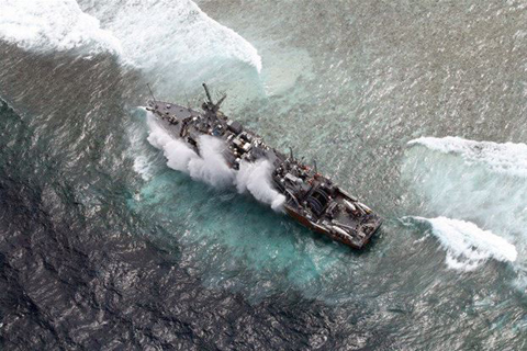 Tàu USS Guardian mắc kẹt tại rặng san hô Tubbataha. Ảnh: AFP