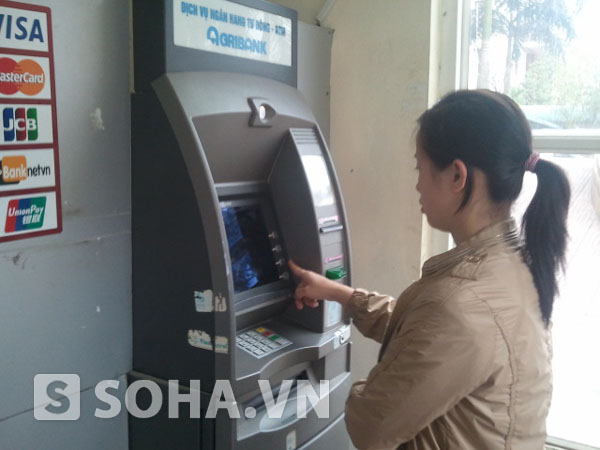 Mặc dù một số ngân hàng đã tiến hành thu phí rút tiền nội mạng ATM từ ngày 1/3 nhưng trong ngày này, theo ghi nhận của PV không có cảnh người dân đến ngân hàng rút tiền trực tiếp.