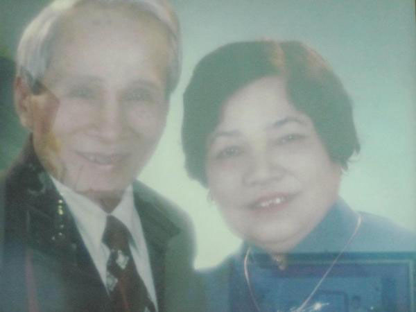 Bức ảnh chụp chung của vợ chồng trung tướng Nguyễn Quốc Thước khi bà còn khoẻ. (Ảnh do tướng Thước cung cấp).