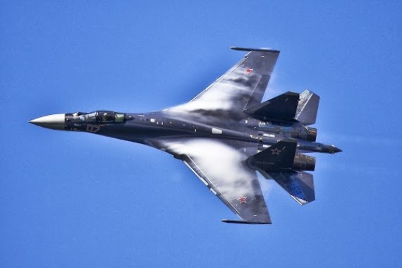 
	Chiếc Su-35S số hiệu 07 trình diễn trươc sự quan sát của các quan chức Trung Quốc.