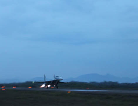 Tiêm kích đa năng Su-27 của Không quân Nhân dân Việt Nam cất cánh trong đêm
