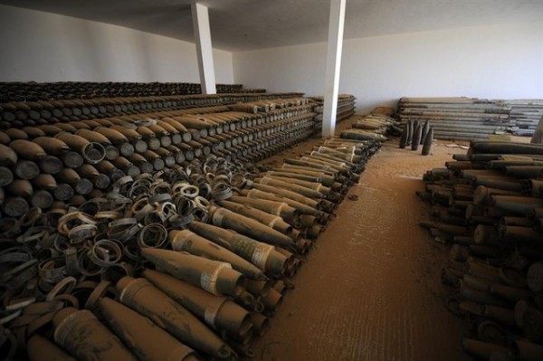 	Bên trong một kho vũ khí hóa học của Libya.