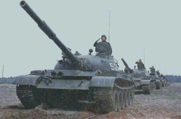 T-62 là xe tăng chiến đấu chủ lực đi tiên phong trong việc trang bị pháo nòng trơn