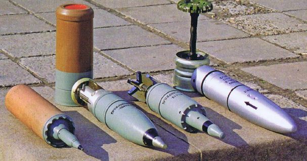 Bốn loại đạn chính của T-80, từ trái sang: đạn xuyên động năng, đạn mảnh, đạn xuyên nổ, và tên lửa Refleks