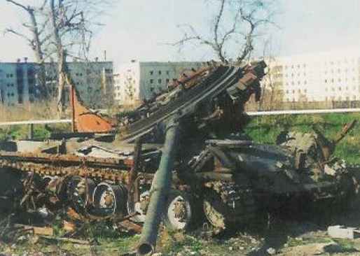 Một chiếc T-80 với tháp pháo bị thổi tung tại Grozny