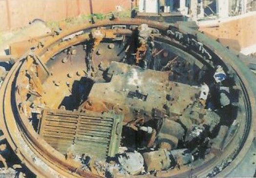 Cận cảnh một tháp pháo T-80 bị tiêu diệt tại Grozny, khối kim loại lớn bên trong là khoá nòng của pháo chính