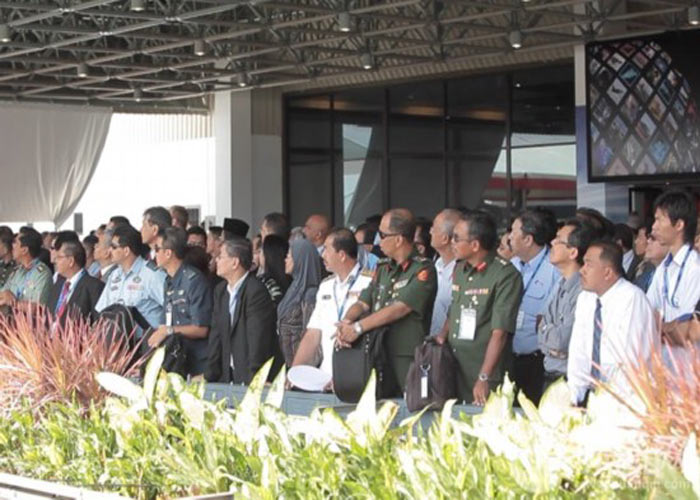 Đại diện khách mời và các quan chức Malaysia cũng như các quốc gia tham dự Triển lãm máy bay, tàu chiến tại đảo Langkawi.