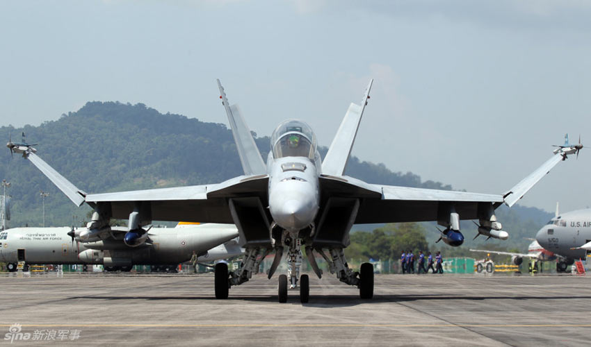 Với Triển lãm LIMA-2013 lần này không chỉ các quốc gia phương Tây mà ngay cả Nga cũng mong muốn sẽ ký kết được những bản hợp đồng cung cấp vũ khí lớn với các đối tác ĐNÁ. Bằng chứng cho sự cạnh tranh này chính là chiêu hạ giá, khuyến mại khi mua vũ khí số lượng lớn giành cho các quốc gia ĐNÁ. Pháp thậm chí còn khẳng định sẽ để máy bay chến đấu chủ lực Rafale “ra đi“ với một mức giá khá hời cho không quân Malaysia.