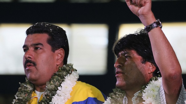 Tổng thống Bolivia Evo Morales (phải) và Tổng thống Venezuela Nicolas Maduro
