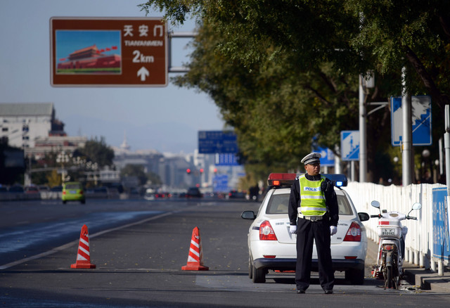 
	Cảnh sát Trung Quốc đứng bảo vệ trước đại lộ Trường An ở Bắc Kinh ngày 29/10/2013
