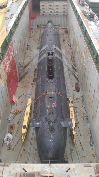 Tàu ngầm S623 sau khi đã được đặt lên tàu vận tải