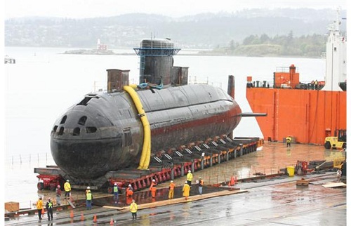 Tàu ngầm HMCS Chicoutimi của hải quân Canada được di chuyển bằng xe rơ moóc