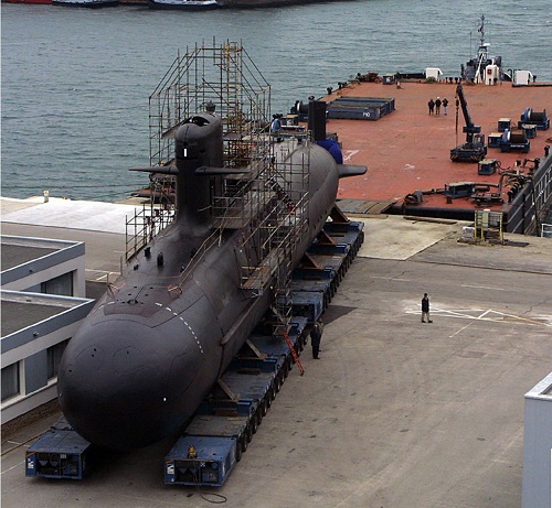Một tàu ngầm thuộc lớp Scorpene, Pháp, đang được di chuyển lên xà lan