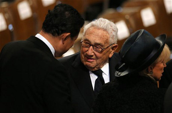 
	Cựu ngoại trưởng Mỹ Henry Kissinger tới dự tang lễ.