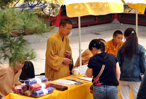 	Các vị sư phụ Thiếu Lâm Tự giải đáp thắc mắc cho khách mua thuốc đông y của chùa