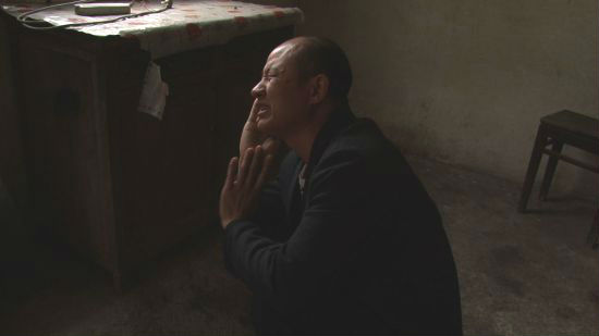 Trương Cao Bình ngồi khóc trong căn nhà trống trải
