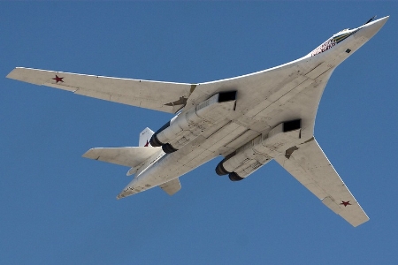 Máy bay ném bom chiến lược TU-160 có thể mang theo 12 tên lửa Kh-101/Kh-102.