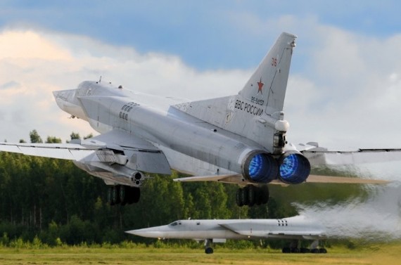 Cận cảnh ‘Sát thủ tàu sân bay’ Tu-22M3 của Không quân Nga