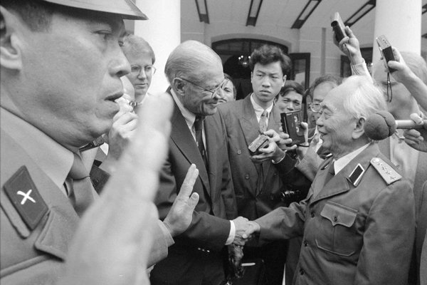Đại tướng Võ Nguyên Giáp trong cuộc gặp với cựu Bộ trưởng Quốc phòng Mỹ McNamara năm 1995