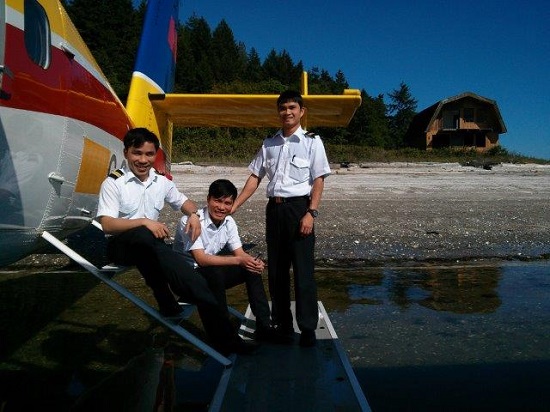 
	Ba phi công thuộc nhóm A của Hải quân Việt Nam bên cạnh chiếc Twin Otter Guardian 400 vào một buổi chiều ở Victoria, British Columbia.