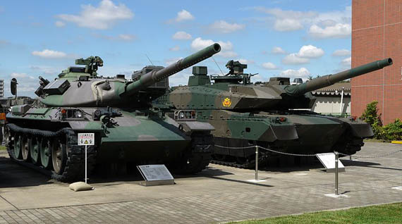 
	Type 74 (trái) và Type 10 (phải).