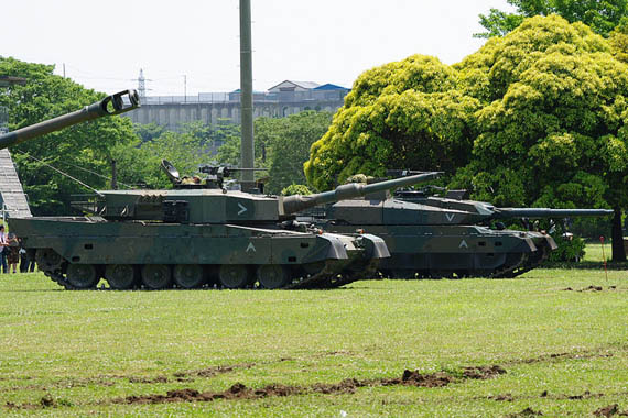 
	Type 90 (trái) và Type-10 (phải).