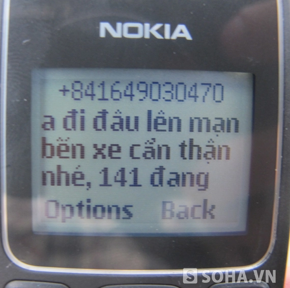 Tin nhắn cảnh báo có 141 làm việc trong máy điện thoại của Toàn.