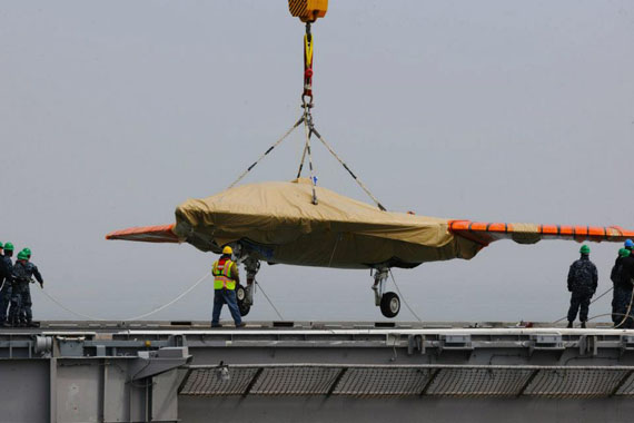 "Sát thủ" X-47B được 'cẩu' lên tàu sân bay để bay thử nghiệm