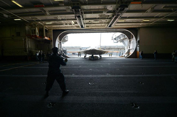 "Sát thủ" X-47B được 'cẩu' lên tàu sân bay để bay thử nghiệm