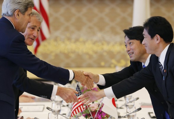 Ngoại trưởng Mỹ John Kerry, Bộ trưởng Quốc phòng Mỹ Chuck Hagel bắt tay Bộ trưởng Quốc phòng Nhật Bản Itsunori Onodera và Bộ trưởng ngoại giao Fumio Kishida tại cuộc họp 2+2 ở Tokyo ngày 3/10/2013