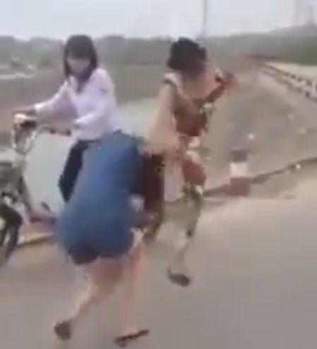 	Thiếu nữ đánh nhau ngay giữa đường (Ảnh cắt từ clip)