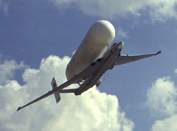  	Khi đó, VM-T Atlant chính là đối thủ xứng tầm của máy bay Boeing 747 được cải tiến của Mỹ. Nó vận chuyển hàng hóa bằng cách “thồ” chúng trên lưng. Ảnh: disenoart.com.