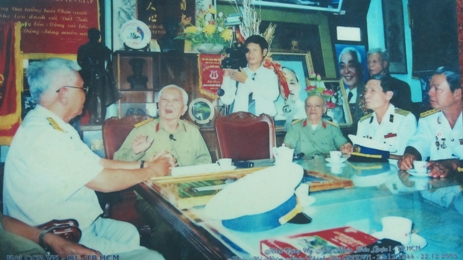 Đại tướng Võ Nguyên Giáp trong một lần tiếp Cựu chiến binh Q.1, TP.HCM năm 2005.