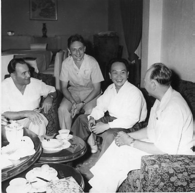 Hội đàm tại Đại sứ quán Liên Xô, Hà Nội năm 1958.Từ trái sang phải: Phó tùy viên quân sự Sarakuna M. M.; phiên dịch từ tiếng Nga sang tiếng Pháp, đại úy Poliakov V.A.;Bộ trưởng quốc phòng VNDCCH, Đại tướng Võ Nguyên Giáp; tùy viên quân sự Liên Xô tại Việt Nam, thiếu tướng Bunjashin P.I..