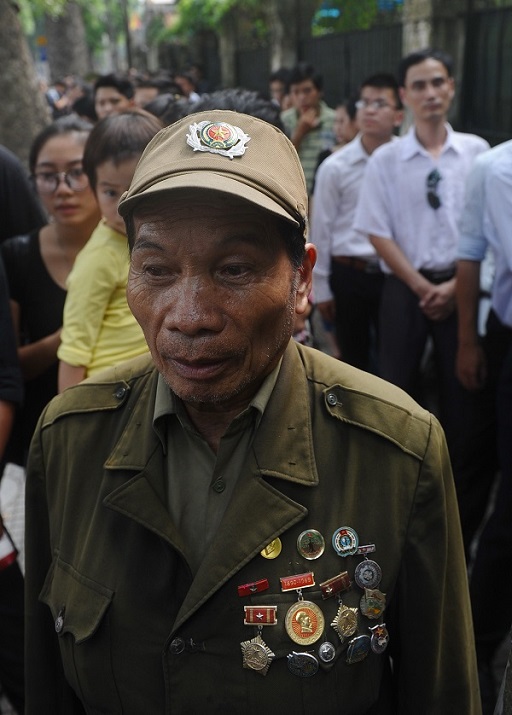 Cựu chiến binh Điện Biên Phủ Vàng Seo Phử trong dòng người chờ vào viếng Đại tướng Võ Nguyên Giáp tại nhà ông ở 30 Hoàng Diệu vào chiều ngày 6/10