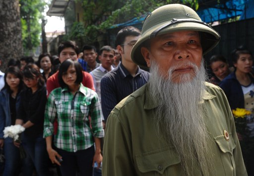 Một cựu chiến binh trong hàng nghìn người chờ vào viếng Đại tướng