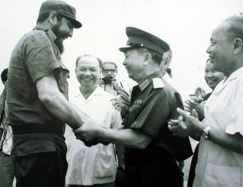 Bức ảnh lịch sử ghi lại cuộc gặp giữa Đại tướng Võ Nguyên Giáp và lãnh tụ Cuba Fidel Castro