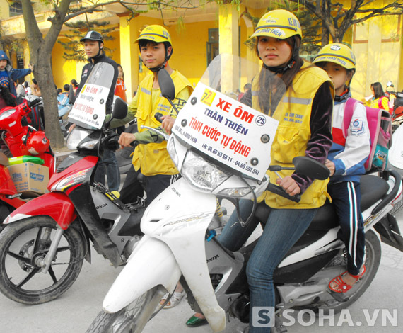 Mới bắt đầu công việc làm xe ôm Hoàng Thị Xuân rất ngại nhưng giờ đây cô thấy rất vui và thích thú.